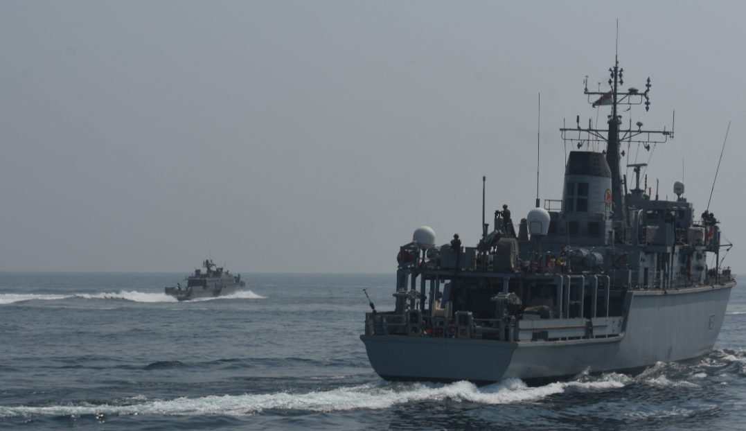 US Navy mine hunting